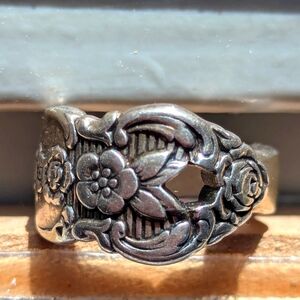 Elegant Silver Floral Ring